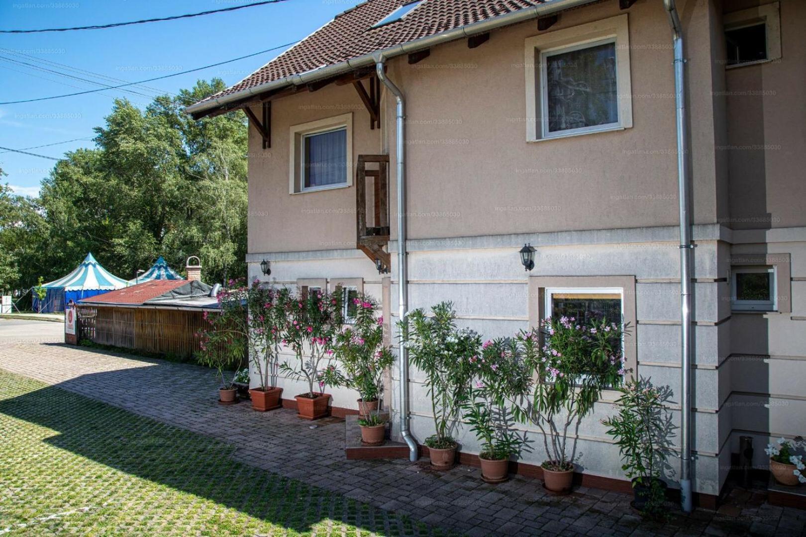 Hotel Sorompo Vendeghaz Balatonkenese Exterior foto