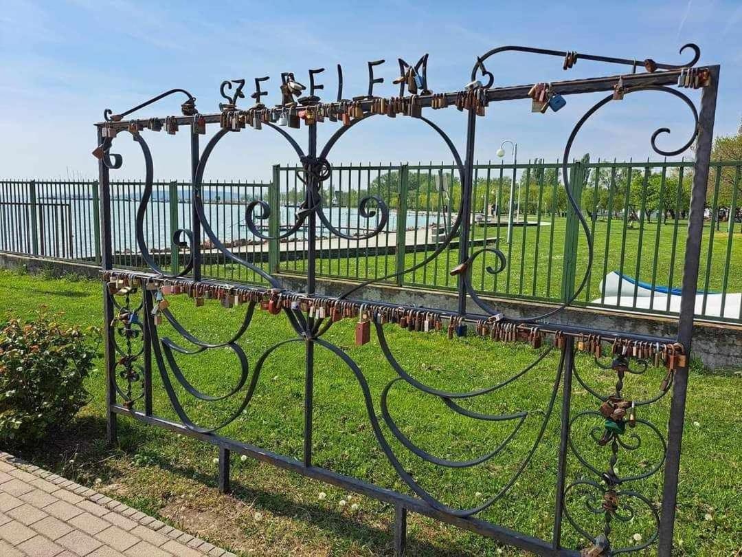 Hotel Sorompo Vendeghaz Balatonkenese Exterior foto