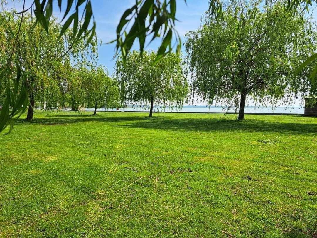 Hotel Sorompo Vendeghaz Balatonkenese Exterior foto