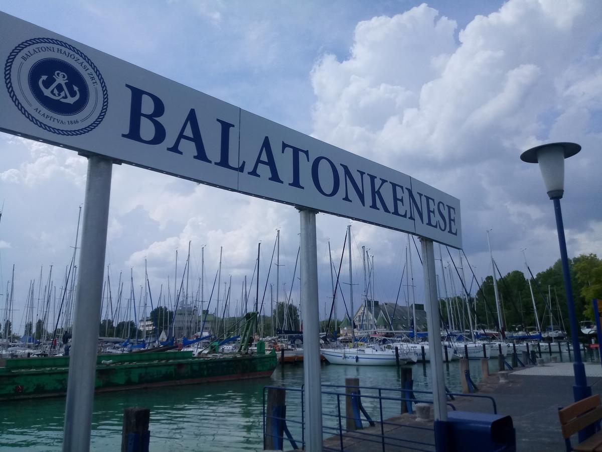 Hotel Sorompo Vendeghaz Balatonkenese Exterior foto