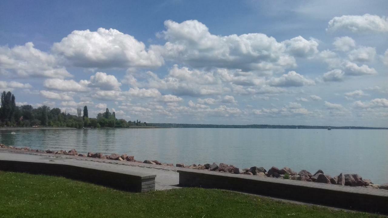 Hotel Sorompo Vendeghaz Balatonkenese Exterior foto