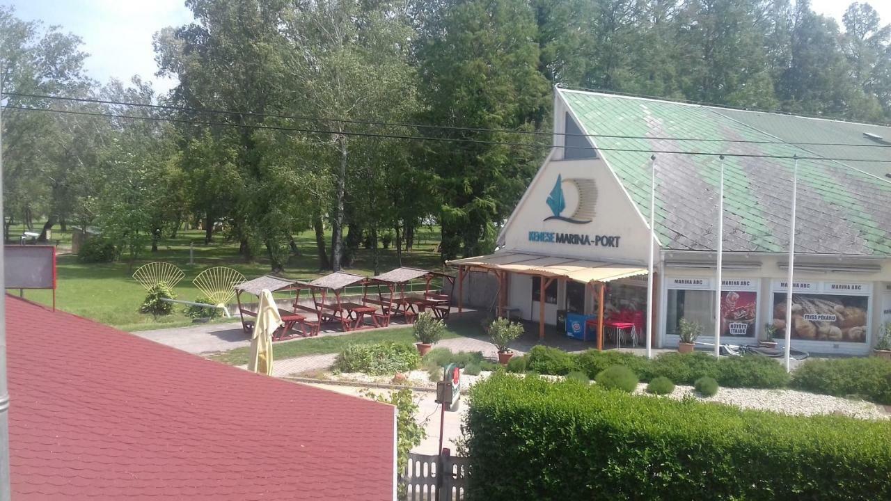 Hotel Sorompo Vendeghaz Balatonkenese Exterior foto